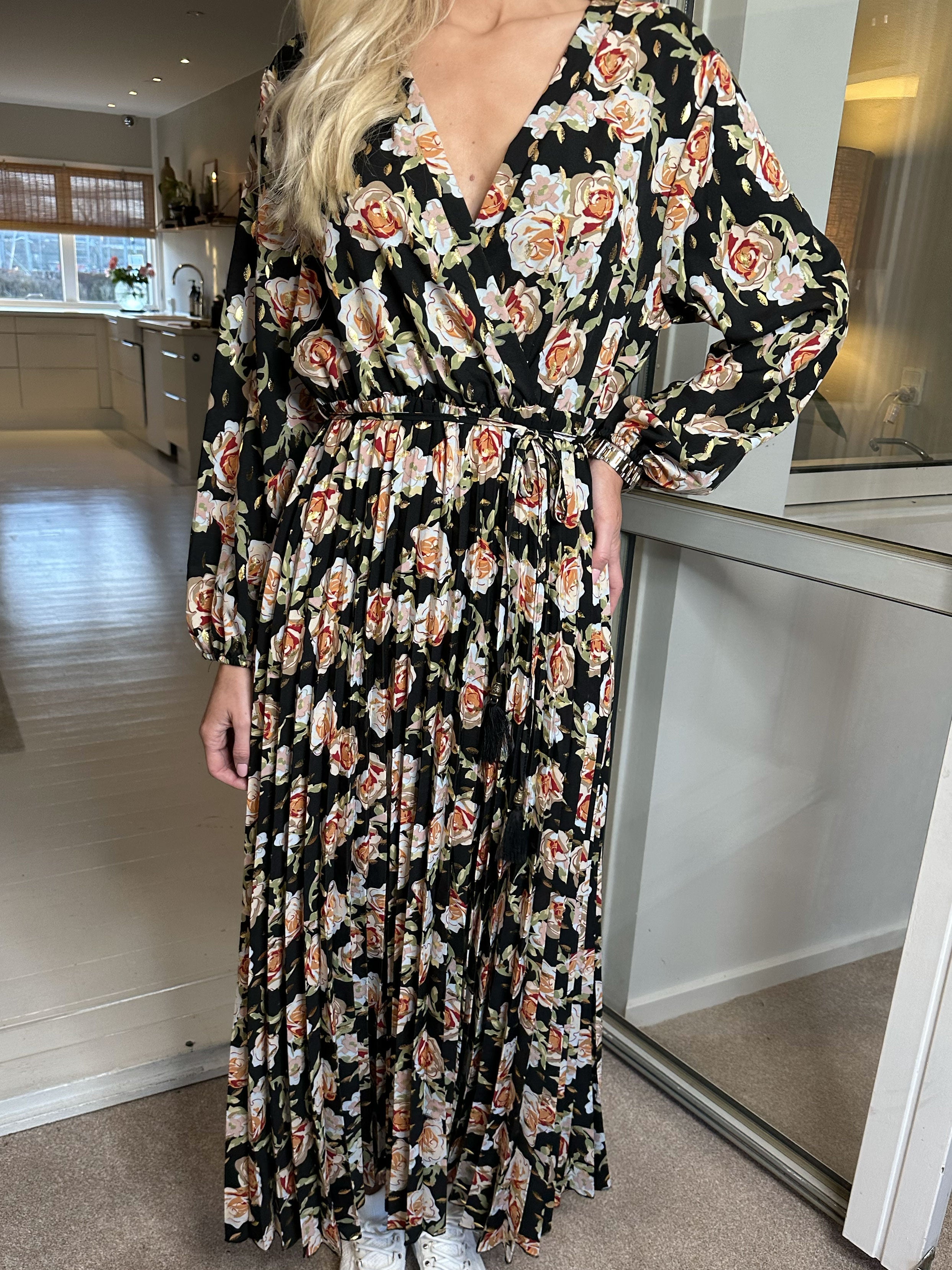 Marinella Rose - Vacker lång klänning med rosmotiv